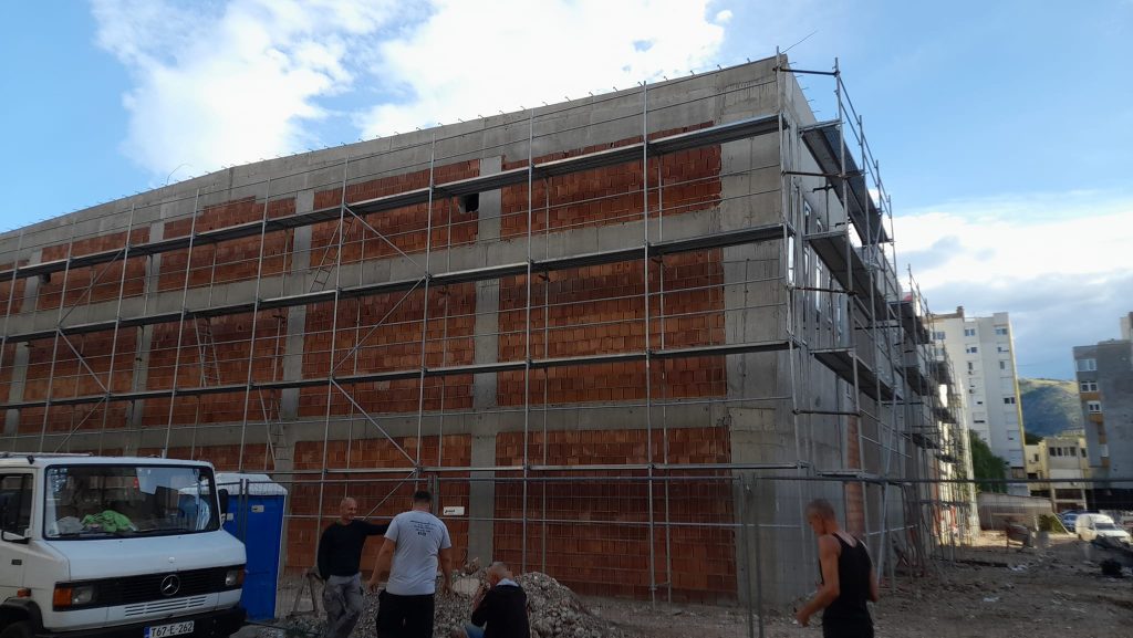 Montaža fasadne skele na objektu Školska Dvorana u Centru 2 (Mostar)